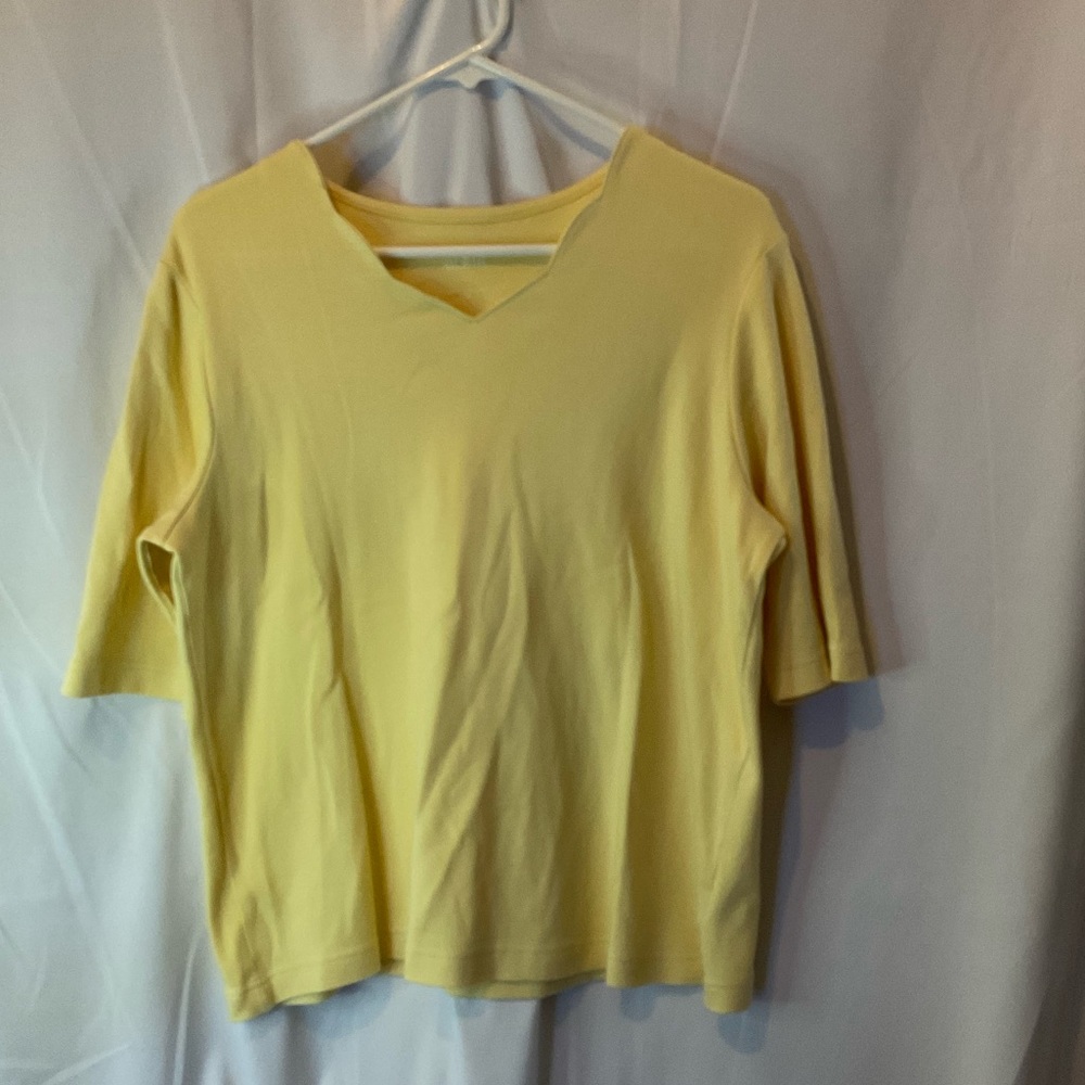 Blair women’s scallop neck pale yellow tshirt w/elbow length sleeves size medium